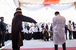 Pelaku Pelecehan Seksual Dicambuk di Bireuen