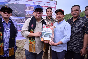 Wamen PKP Fahri Hamzah Tinjau Lokasi Kampung Nelayan di Aceh Jaya