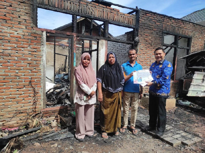 Kadisdukcapil Banda Aceh Serahkan Dokumen Adminduk untuk Korban Kebakaran Gampong Illie