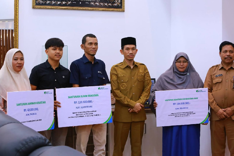 Bupati Aceh Barat Serahkan Santunan Kematian untuk Warga