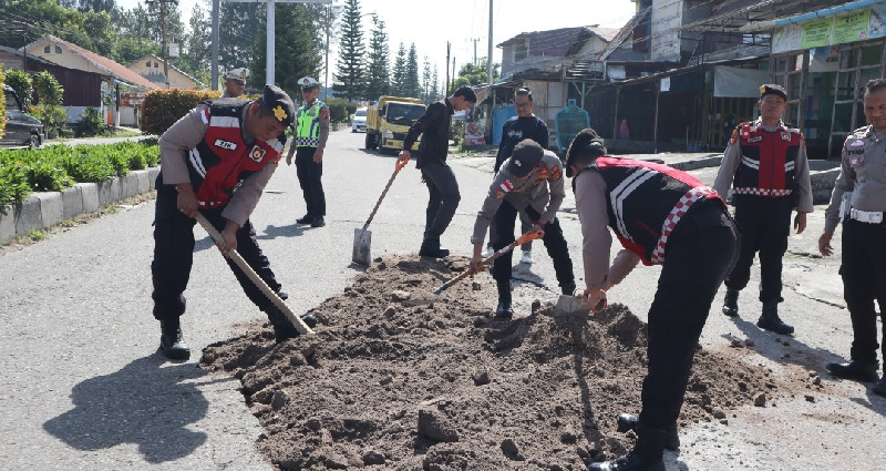 Tak Hanya Patroli, Polisi di Bener Meriah Turun Tangan Tambal Jalan Berlubang