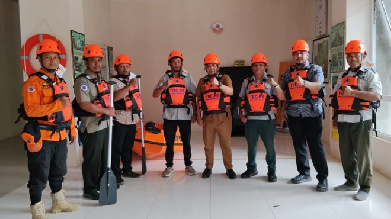 BPBD Banda Aceh Serahkan Pelampung dan Helm Keselamatan untuk Penjaga Pantai
