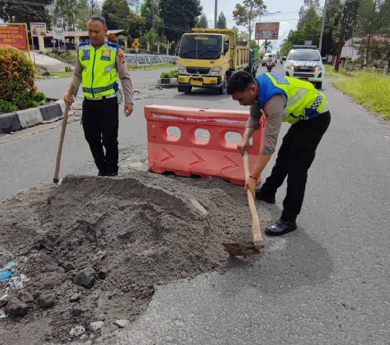 Minimalkan Risiko Laka, Satlantas Polres Bener Meriah Tambal Jalan Berlubang