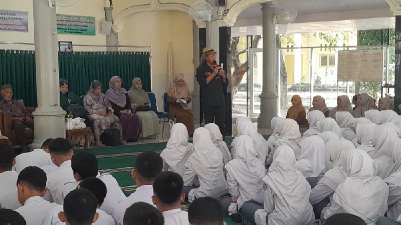 Puitika Nasional: Taufik Ismail Gugah Semangat Literasi Siswa SMAN 10 Banda Aceh