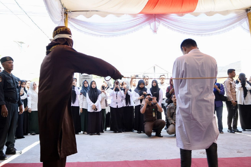 Pelaku Pelecehan Seksual Dicambuk di Bireuen