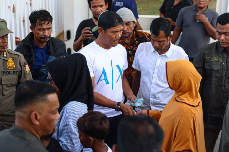 Mualem Bagikan Uang Meugang dari Kantong Pribadi, Ribuan Warga Datang ke Meuligoe