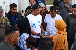 Mualem Bagikan Uang Meugang dari Kantong Pribadi, Ribuan Warga Datang ke Meuligoe