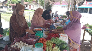 BUMDesma Sejahtera Salurkan Pembiayaan UMKM bagi Pedagang Sayur Leu Ue