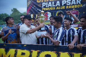 Saksikan Final Piala PSAR, Bupati TRK Serahkan Piala kepada Juara