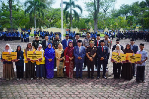 Bupati TRK Serahkan Bantuan Pendidikan Rp721 Juta bagi 580 Santri dan Mahasiswa