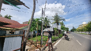 Kabel Listrik Semrawut Milik PLN di Kawasan UIN Ar-Raniry Sangat Membahayakan
