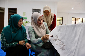 Kak Na Serahkan Bantuan Canting dan Mesin Tenun untuk Perajin Aceh Besar