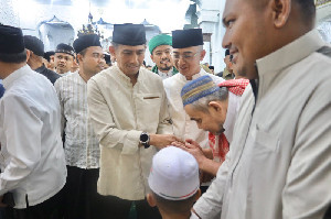 Kapolda Aceh Salat Iduladha dan Serahkan Satu Ekor Sapi di Masjid Raya Baiturrahman