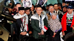 Menlu Sugiono Sambut Kedatangan Sembilan WNI yang Dibebaskan Israel