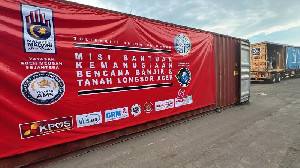Bantuan Bencana Masyarakat Aceh dari Malaysia Tiba di Belawan, Sumatera Utara