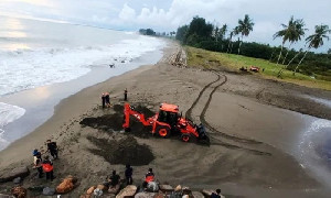 Cegah Banjir, BPBD Aceh Barat Keruk Muara Pantai Batee Puteh