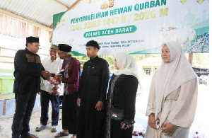 Iduladha 1447 H, Kapolres Aceh Barat Salurkan Daging Kurban untuk Warga