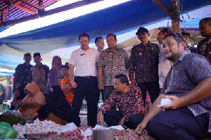 Sidak Pasar, Pemkab Nagan Raya Pantau Harga Bahan Pokok dan Daging Ayam