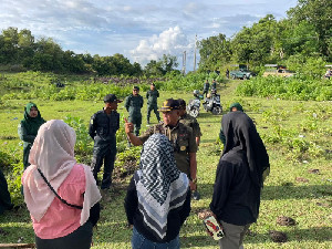 Satpol PP WH Aceh Besar Tertibkan Muda-Mudi Nongkrong hingga Magrib di Waduk Keliling