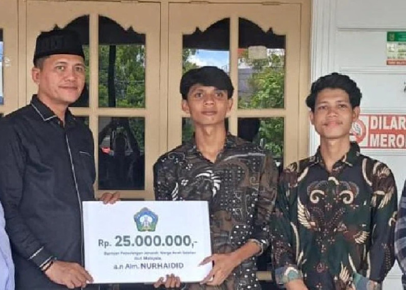 Pemkab Aceh Selatan Serahkan Bantuan Pemulangan Jenazah Warga dari Malaysia