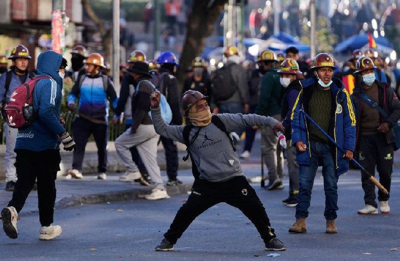 Bentrokan Pecah di La Paz, Penambang Tuntut Presiden Bolivia Mundur