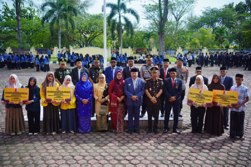 Bupati TRK Serahkan Bantuan Pendidikan Rp721 Juta bagi 580 Santri dan Mahasiswa