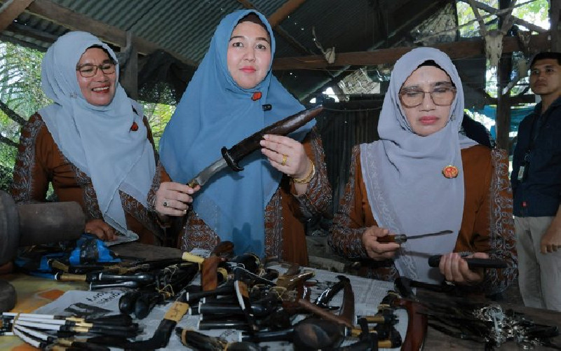 Kunjungi Sentra Rencong, Ketua Dekranasda Aceh Besar Tekankan Pelestarian Warisan Budaya