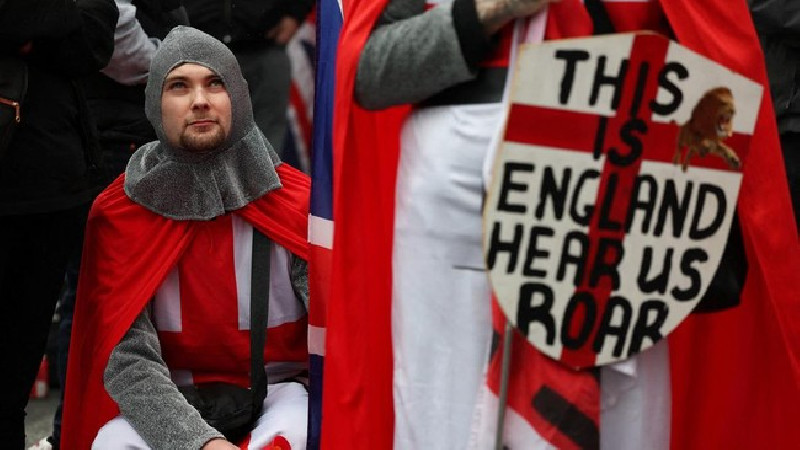 Demo Anti-Imigran di London, Puluhan Ribu Orang Turun ke Jalan