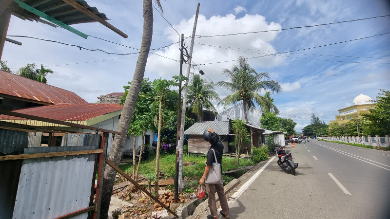Kabel Listrik Semrawut Milik PLN di Kawasan UIN Ar-Raniry Sangat Membahayakan