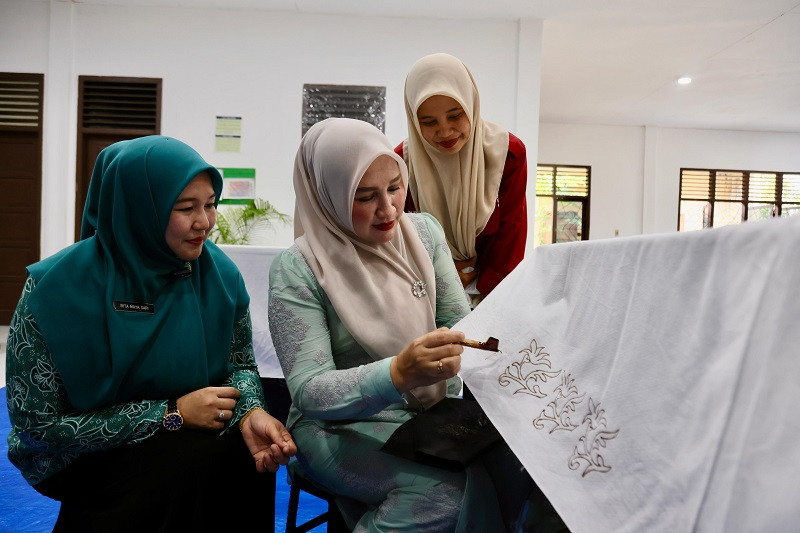 Kak Na Serahkan Bantuan Canting dan Mesin Tenun untuk Perajin Aceh Besar