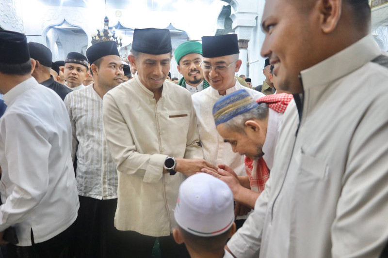 Kapolda Aceh Salat Iduladha dan Serahkan Satu Ekor Sapi di Masjid Raya Baiturrahman