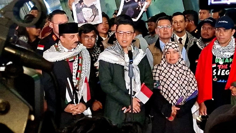 Menlu Sugiono Sambut Kedatangan Sembilan WNI yang Dibebaskan Israel