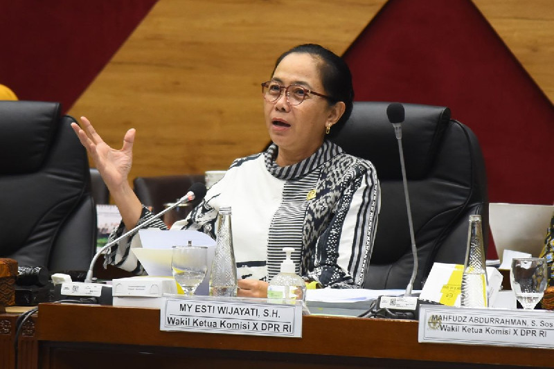 Komisi X DPR Desak Pemerintah Beri Kepastian Status Guru Non-ASN