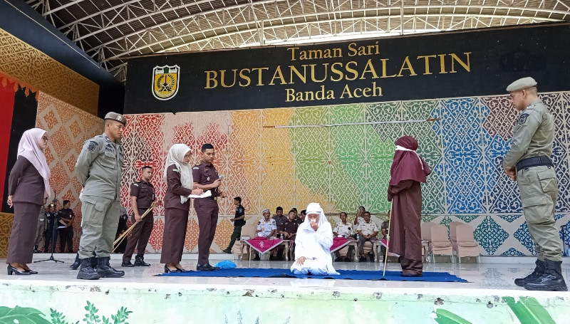 Sembilan Terpidana Zina, Ikhtilat, dan Maisir Dicambuk di Banda Aceh