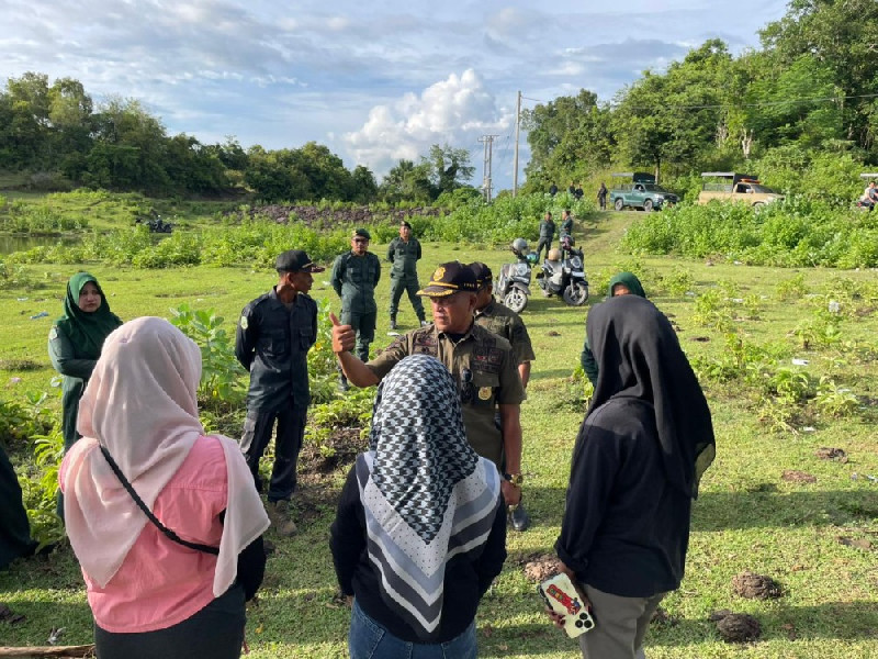 Satpol PP WH Aceh Besar Tertibkan Muda-Mudi Nongkrong hingga Magrib di Waduk Keliling