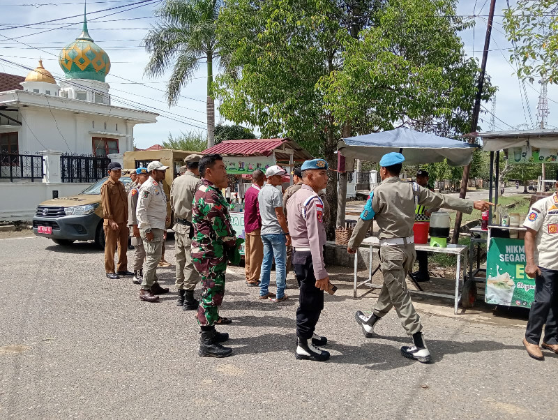 Satpol PP - WH Aceh Utara Tertibkan PKL dan Toko yang Gunakan Badan Jalan