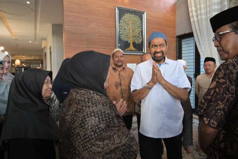 Mualem Takziah ke Rumah Duka Mantan Gubernur Aceh Zaini Abdullah