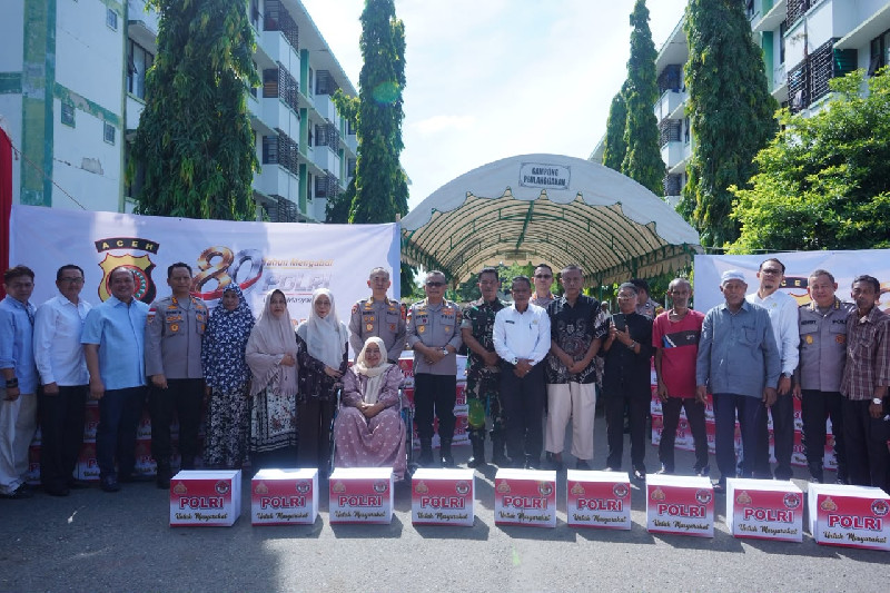 Polda Aceh Salurkan 450 Paket Bansos untuk Warga Banda Aceh Dalam Rangka Hari Bhayangkara