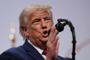 Trump Ancam Iran, Damai di Swiss Terancam