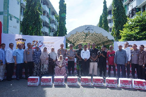 Polda Aceh Salurkan 450 Paket Bansos untuk Warga Banda Aceh Dalam Rangka Hari Bhayangkara