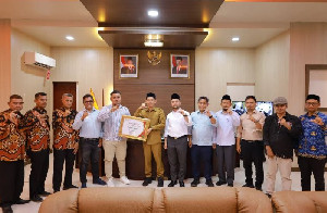 Pemkab Aceh Barat Terima Anugerah Keterbukaan Informasi Publik dari KIA