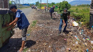 Sampah Ilegal Menumpuk di Blang Bintang Lama, DLH Aceh Kerahkan 6 Armada