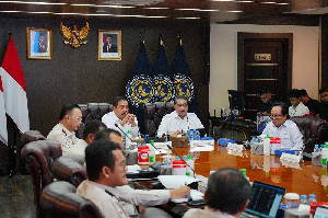 Imigrasi Deportasi 25 WNA Penyalahguna VoA untuk Bisnis Fotografi di Indonesia