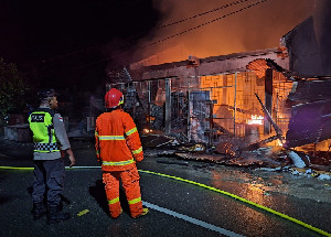 Diduga Korsleting Listrik, Rumah Sekaligus Toko Kelontong di Aceh Barat Ludes Terbakar