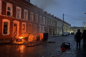 Penusukan Picu Kerusuhan Anti-Imigran di Belfast, Sejumlah Kendaraan Dibakar