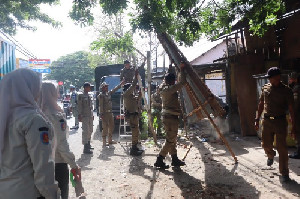 Satpol PP WH Aceh Besar Kembali Tertibkan Bangunan Liar di Baitussalam