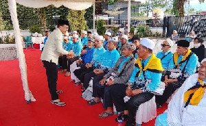 92 Jemaah Haji Abdya Tiba di Kampung Halaman, Disambut Haru dan Tradisi Peusijeuk
