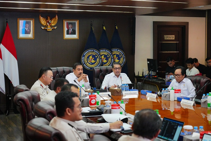 Imigrasi Deportasi 25 WNA Penyalahguna VoA untuk Bisnis Fotografi di Indonesia