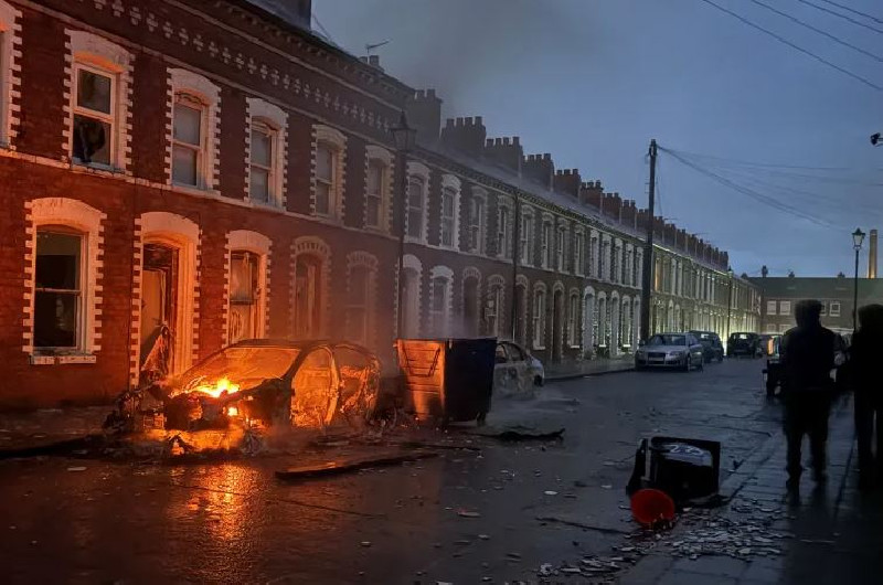 Penusukan Picu Kerusuhan Anti-Imigran di Belfast, Sejumlah Kendaraan Dibakar