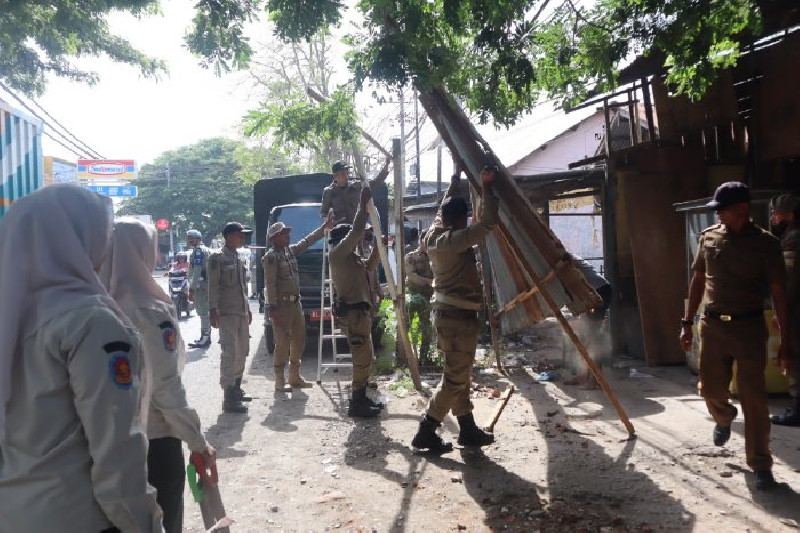 Satpol PP WH Aceh Besar Kembali Tertibkan Bangunan Liar di Baitussalam